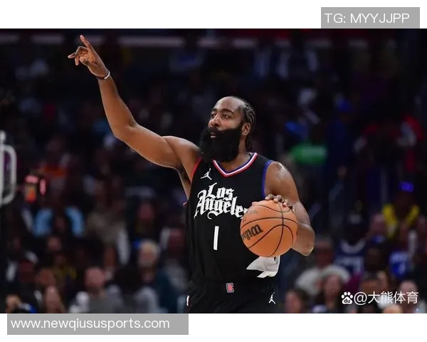 哈登半场表现亮眼三投两中助攻9次助力球队进攻展现全能风采